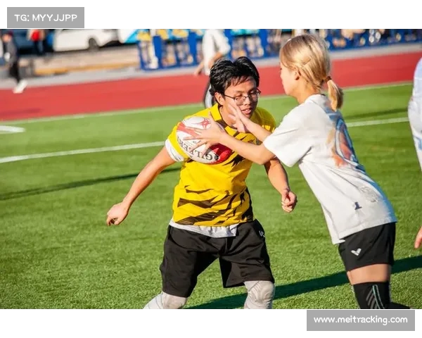 激情四溢的球场氛围：赛场上欢呼与紧张交织的瞬间