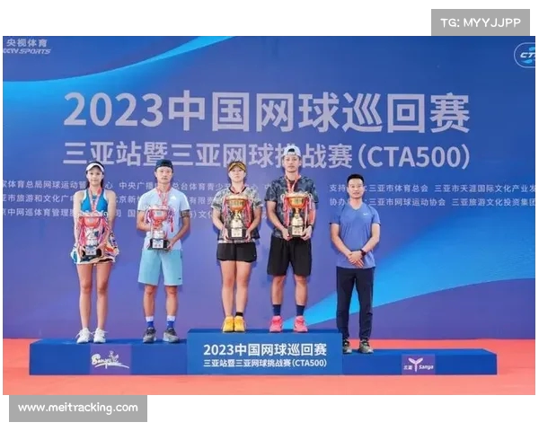 网球比赛小组赛精彩纷呈，选手们争锋相对争夺晋级资格